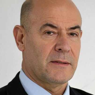 Urgência em religar o Parlamento ao país