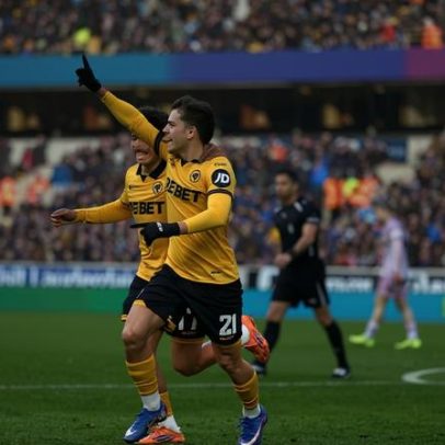 Rodrigo Gomes regressa de lesão e marca na goleada do Wolves na Taça