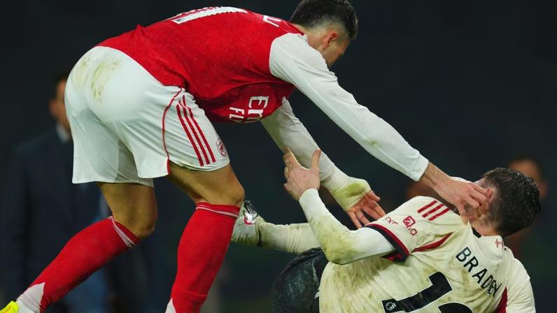 Martinelli e Bradley no Arsenal-Liverpool