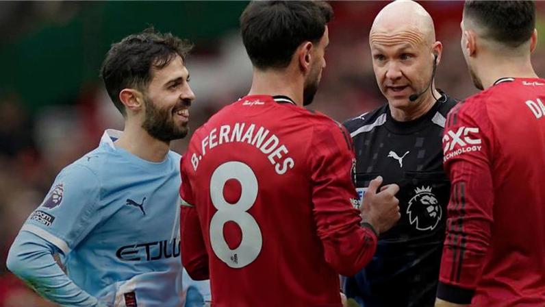 Foto: Picardia em Old Trafford: Bernardo Silva e Maguire 'pegados' no dérbi