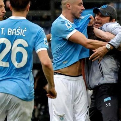 Nápoles vence no terreno da Lazio após jogo com três expulsões