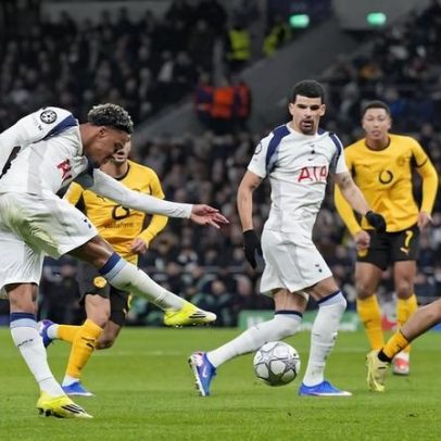 Odobert dá assistências e deixa Dortmund com dez jogadores