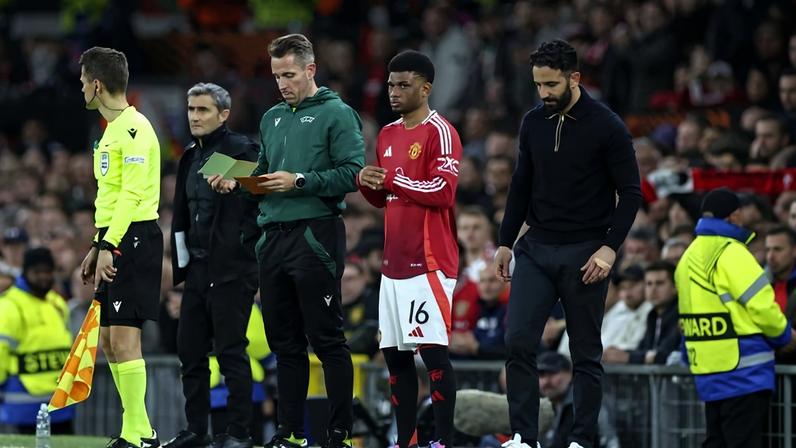 Ruben Amorim ao lado de Amad Diallo em Old Trafford