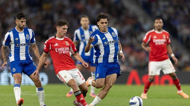 Álvaro Magalhães: nervosismo não pode existir ao vestir camisolas SLB/Porto