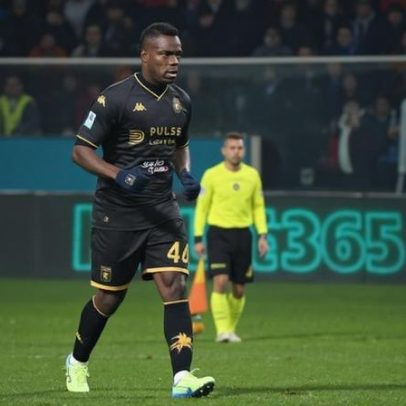 Balotelli pensa em ser treinadro... wait. Need correct spelling: "treinador". Let's output: Balotelli pensa em ser treinador e questiona-se se encontrará alguém como ele