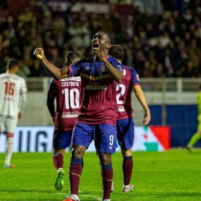 Zohi calça meias a pessoa quase sete décadas depois