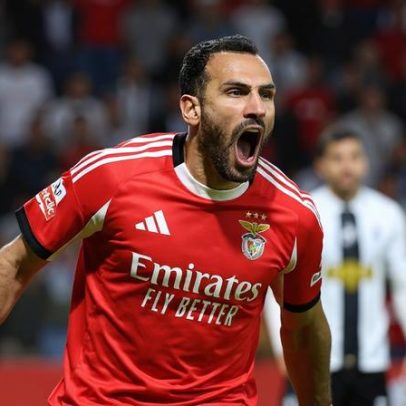 Pavlidis sorri no Dragão durante o dérbi entre Benfica e Porto
