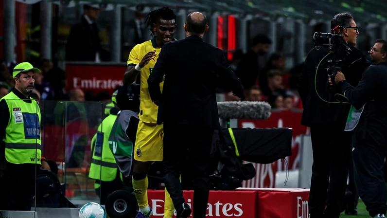 Rafael Leão a cumprimentar Allegri