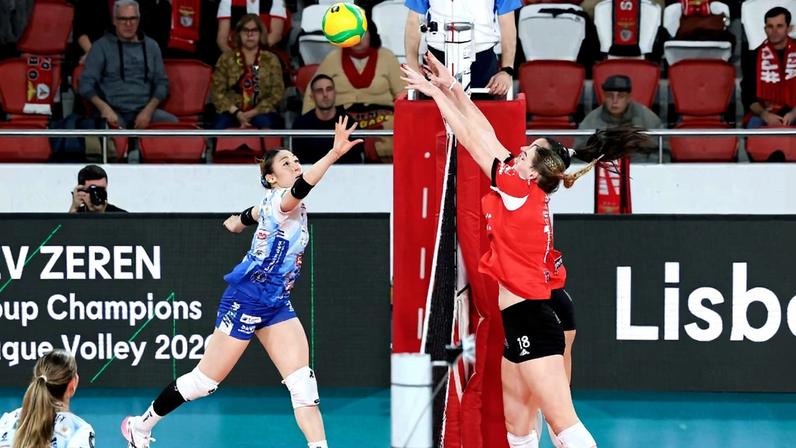 Bloco encarnado tenta parar ataque italiano no jogo de voleibol da Liga dos Campeões entre Benfica e Novara (foto SLB)