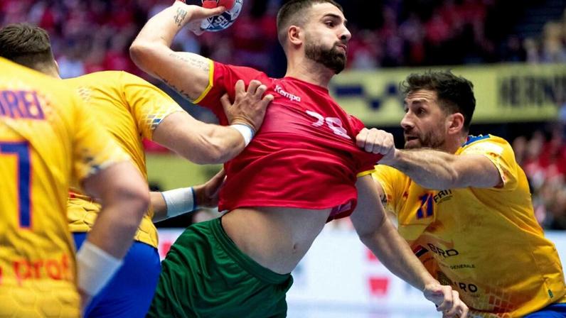 Martim Costa tornou-se no terceiro melhor marcador de sempre de Portugal em Europeus, mas sofreu uma pequena lesão no tornozelo