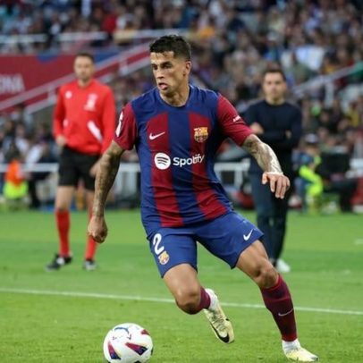 João Cancelo regressa a Barcelona; anúncio oficial também esperado