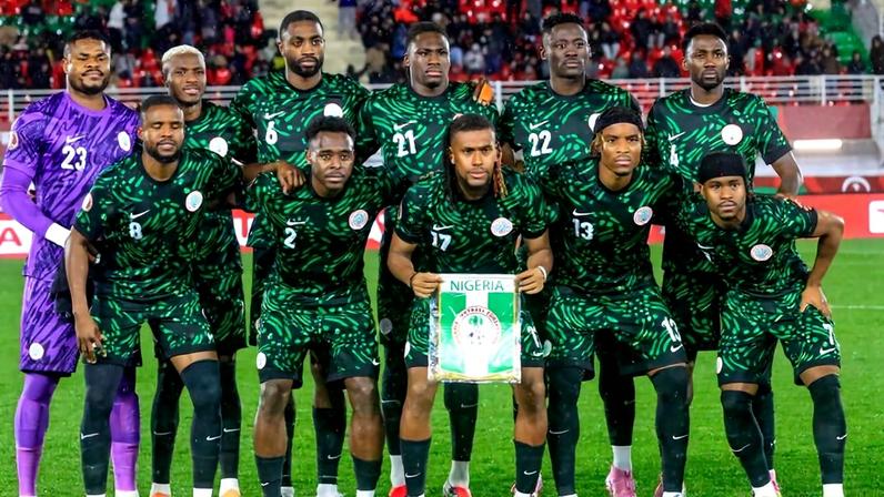 O onze da Nigéria que iniciou o encontro frente a Moçambique