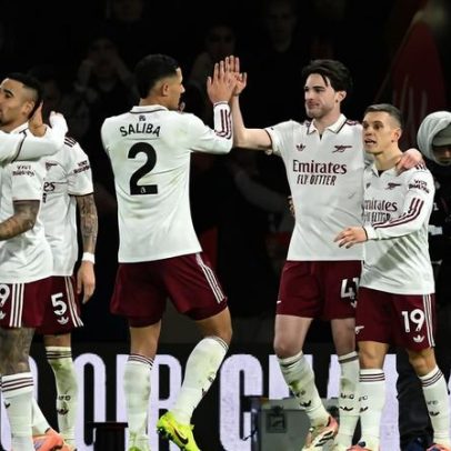 Arsenal vence com reviravolta e soma quinta vitória consecutiva na PL