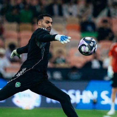 Frango do guarda‑redes do Al Ahli vira notícia com vídeo