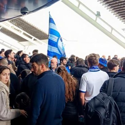 Adeptos enfrentam jogadores do FC Porto no aeroporto