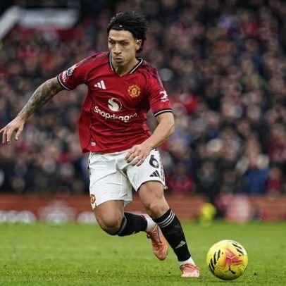 Defesa do Manchester United envolvida em polémica após alegação Devia crescer