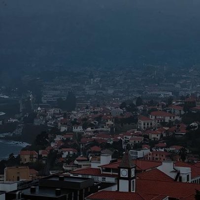 Dia de reflexão eleitoral na Madeira com aguaceiros e mar agitado