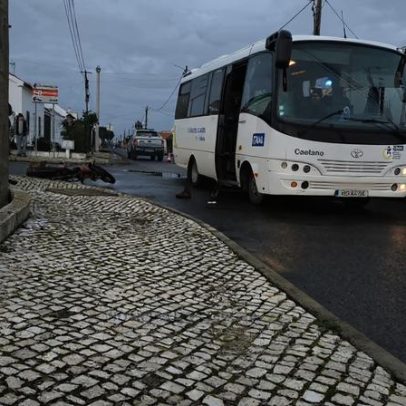 Ferido grave em colisão entre motociclo e pesado de passageiros