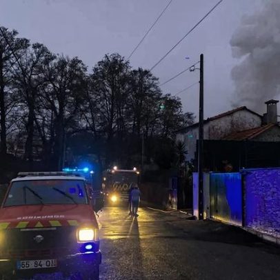 Anexo de casa em Macieira de Sarnes destruído por incêndio