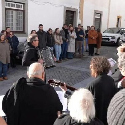 Crianças de pré-escolar cantam Janeiras com Tuna no Centro de Viana do Alentejo