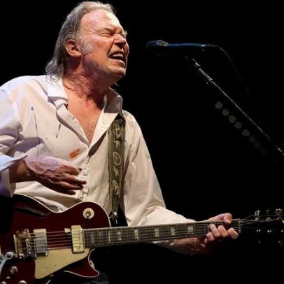 Neil Young oferece música à Gronelândia para aliviar o estresse de Trump