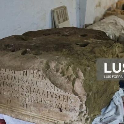 Base de estátua romana epigrafada, de duas toneladas, descoberta em Faro