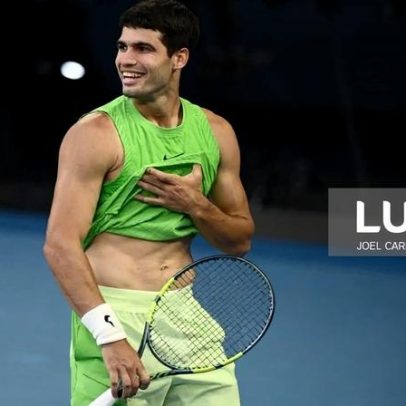 Alcaraz vence Zverev e alcança a final do Open da Austrália