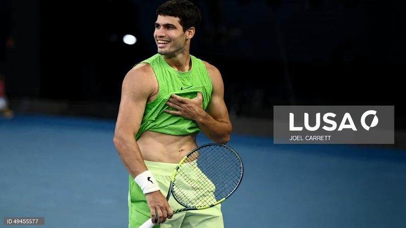 Alcaraz vence batalha com Zverev e estreia-se na final do Open da Austrália