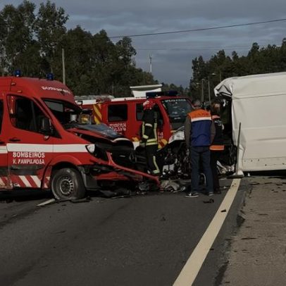 Ambulância colide com carrinha; quatro feridos