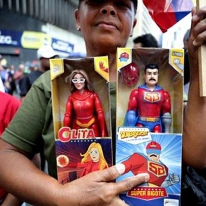 Milhares saem às ruas de Caracas para exigir o regresso de Maduro