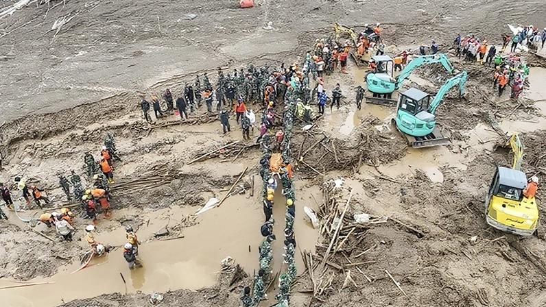 Sobe para 34 número de mortos em deslizamento de terras na Indonésia