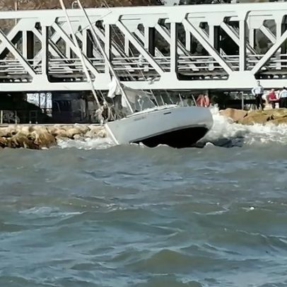 Mar revolto fecha barras e interrompe navegação no país
