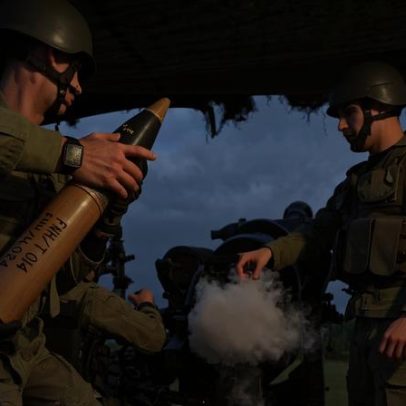 Futuros oficiais e sargentos artilheiros treinam com obus M119 em Vendas Novas