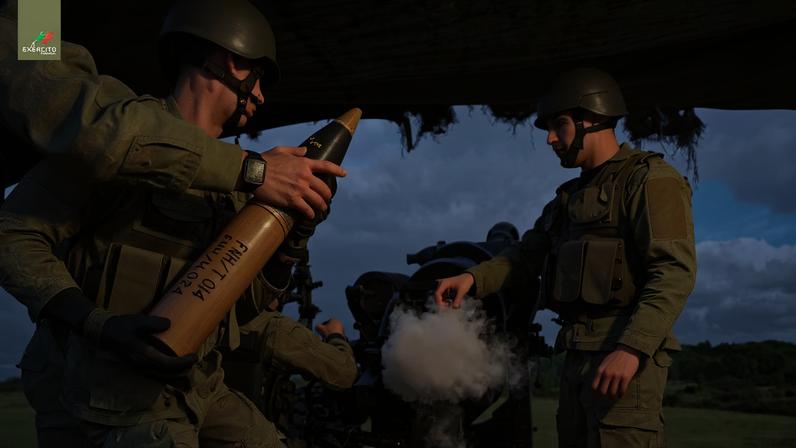 Futuros oficiais e sargentos artilheiros do Exército Português treinam em Vendas Novas com obus M119