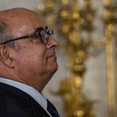 Regime cai de forma atípica, contrariando previsões