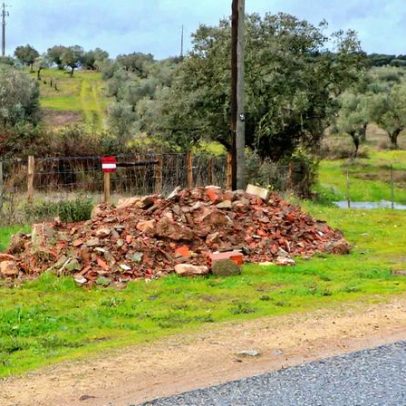 Arronches repudia despejo ilegal de entulho e reporta o caso às autoridades