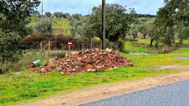 Arronches repudia despejo ilegal de entulho em estradas municipais e reporta caso às autoridades
