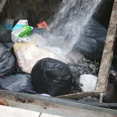 Incêndio numa ilha de reciclagem causa feridos e danos