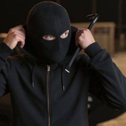 Encapuzados invadem casa e agridem mãe e filho em alegado ajuste de contas