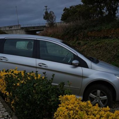 Octogenário confunde travão com acelerador e invade linha férrea em Albergaria