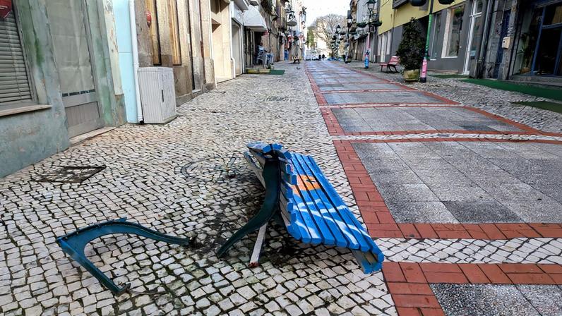 Vandalismo na Rua Luís de Camões, em Águeda, provoca danos em mobiliário urbano