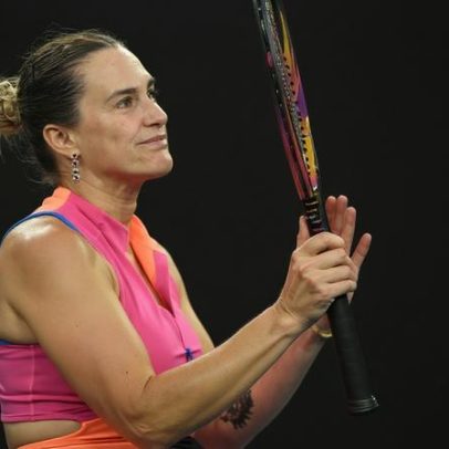 Sabalenka vence e tira selfie com Federer e Rod Laver