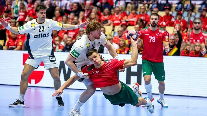 O jovem prodígio Kiko Costa, com o irmão Martim atrás, no jogo de Portugal com a Dinamarca no Europeu de andebol - Foto: IMAGO