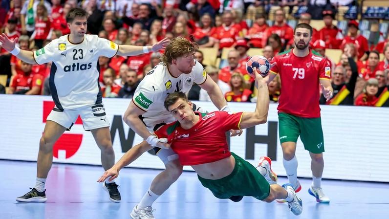 O jovem prodígio Kiko Costa, com o irmão Martim atrás, no jogo de Portugal com a Dinamarca no Europeu de andebol - Foto: IMAGO