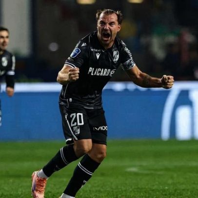 VAR, penálti e Samu empatam para o Vitória de Guimarães