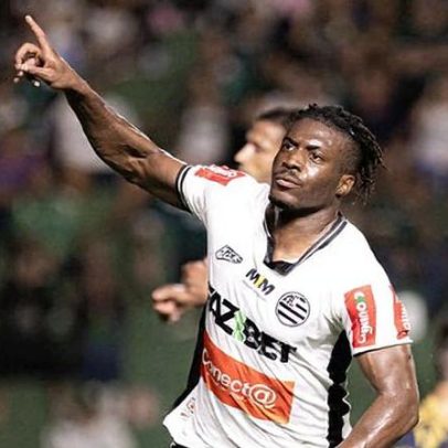 Extremo formado no Sporting brilha com hat-trick no Brasil
