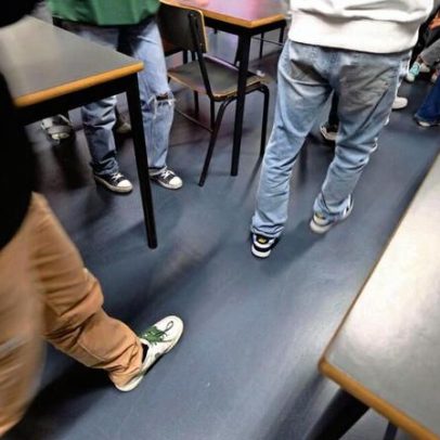 Homens armados entram numa escola em Almada e disparam para o ar