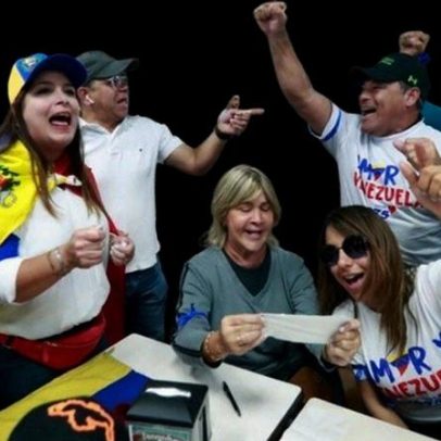 Venezuelanos participam em festa em Miami