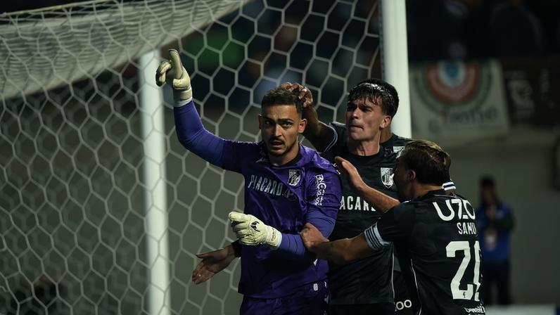 Charles decisivo ao defender penálti aos 90+11' - Foto: Miguel Nunes