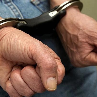 Jovem suspeito de tráfico de estupefacientes denunciado